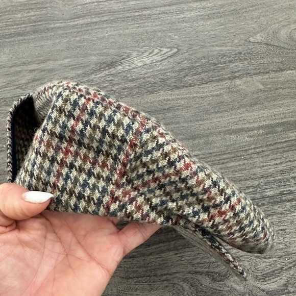 totes Houndstooth Flat Cap in Black, White, and Red - Picture 7 of 10